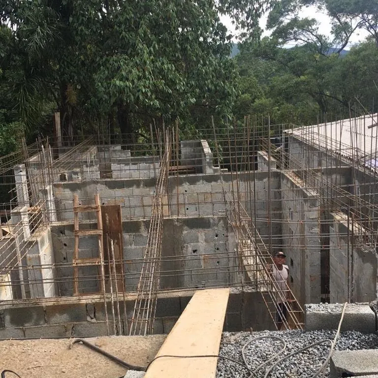 Residência FRJ — Obra residencial em bloco estrutural com armação de pilares e laje