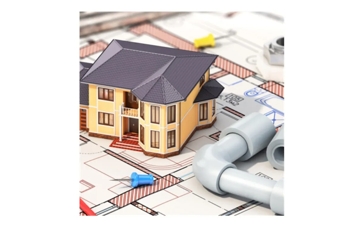Maquete de residência sobre planta hidráulica com conexões e tubulações
